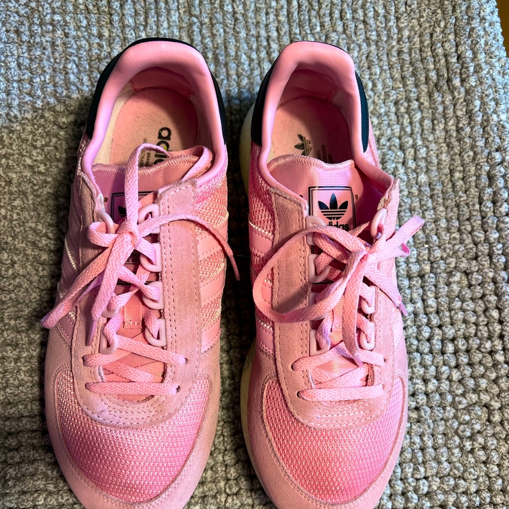 Adidas pink leather & mesh like new shoes. 9.5 M